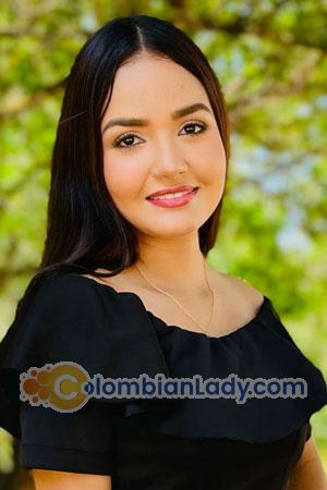 220403 - Laura Age: 27 - Colombia